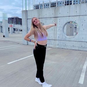 Meet your Posher, Elise